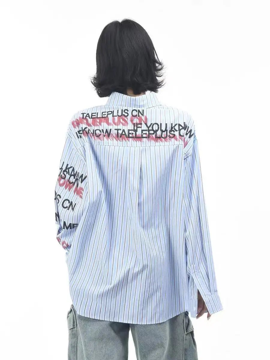 Y2K Herbst-Shirt mit kontrastierendem Streifen- und Buchstabenprint