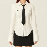 Chemise blanche élégante et tendance pour femme, coupe slim, cravate