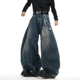 Metallketten zieren locker sitzende, weite Jeans