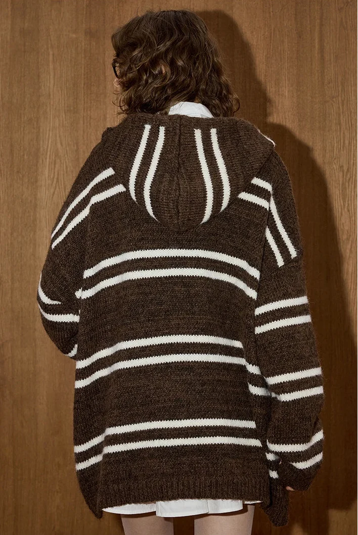 Gemütlicher, gestreifter Strickcardigan mit Farbblockmuster