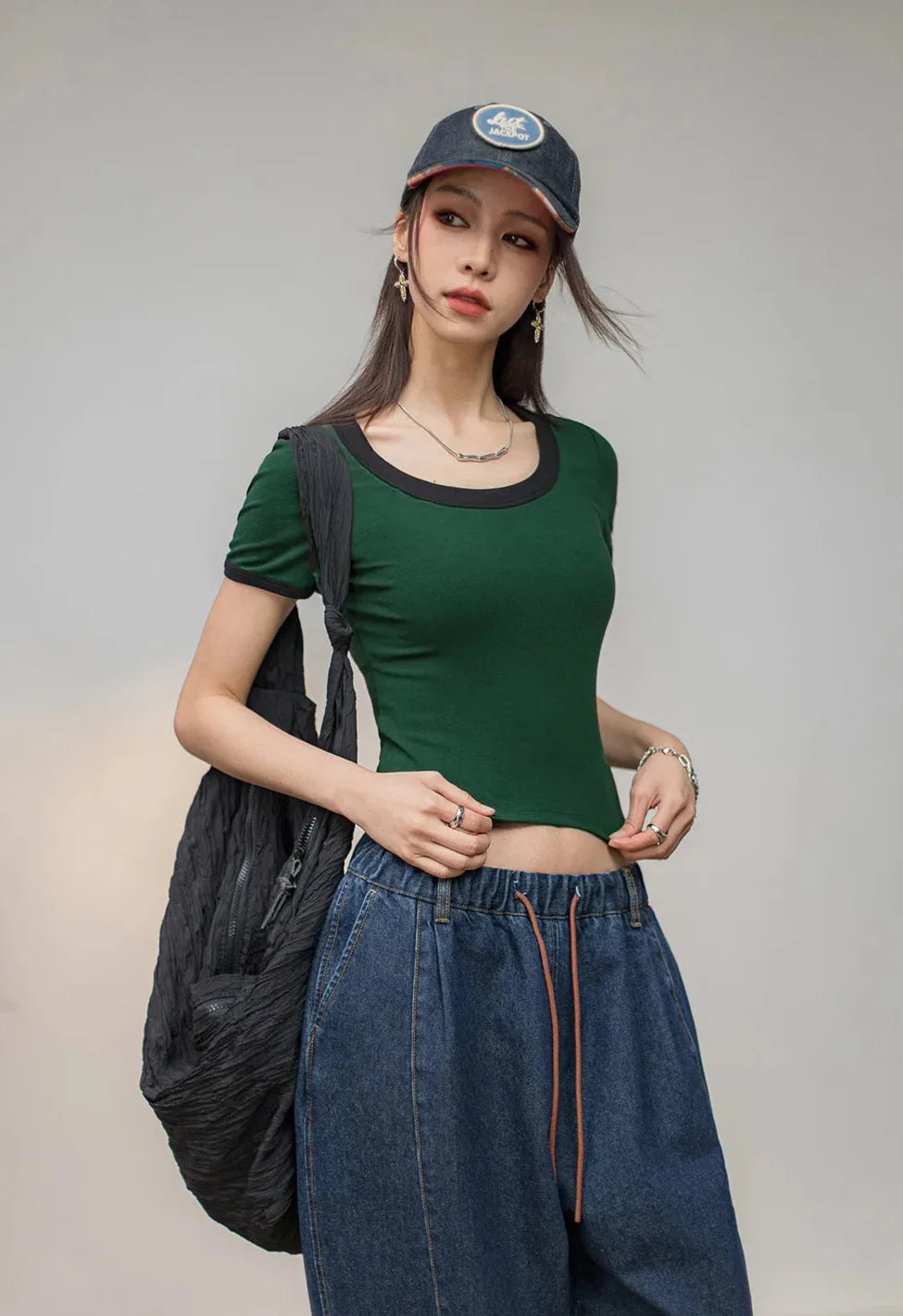 Slim-Fit-T-Shirt mit Rundhalsausschnitt in Kontrastfarbe