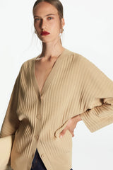 Vintage-Strickjacke im ätherischen Herbst-Stil mit Rippstrick und langen Ärmeln