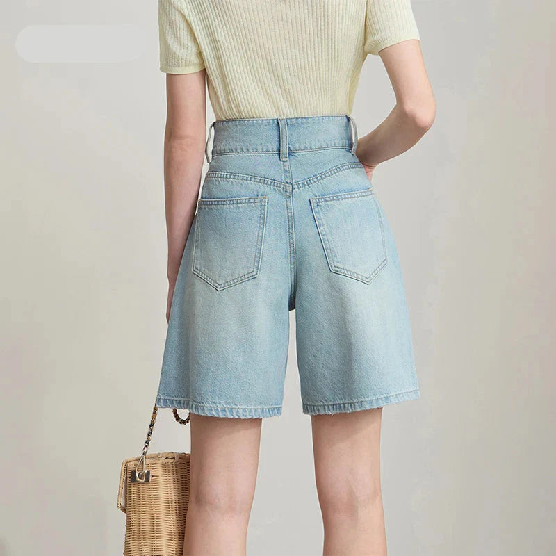 Minimalistische, hellblaue Jeansshorts im Used-Look