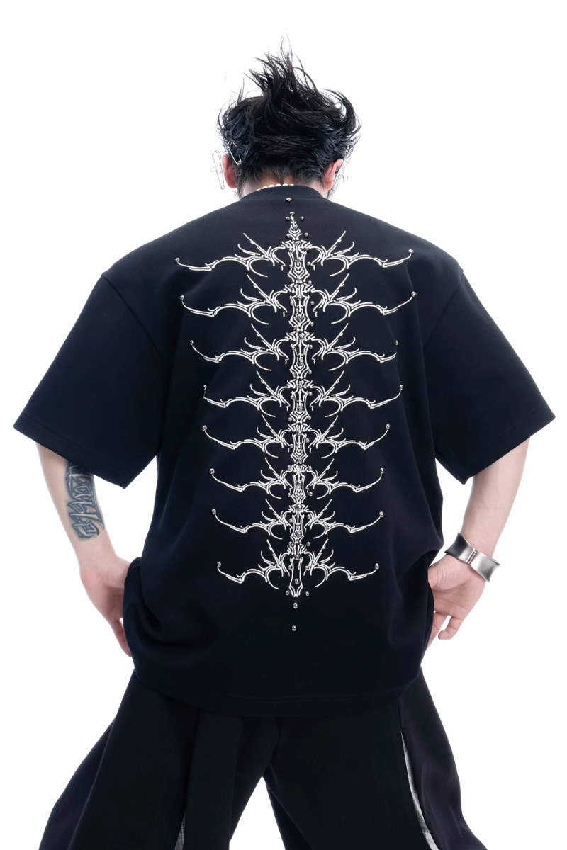 Baumwoll-T-Shirt mit Nietenbesatz und besticktem Rückenmotiv