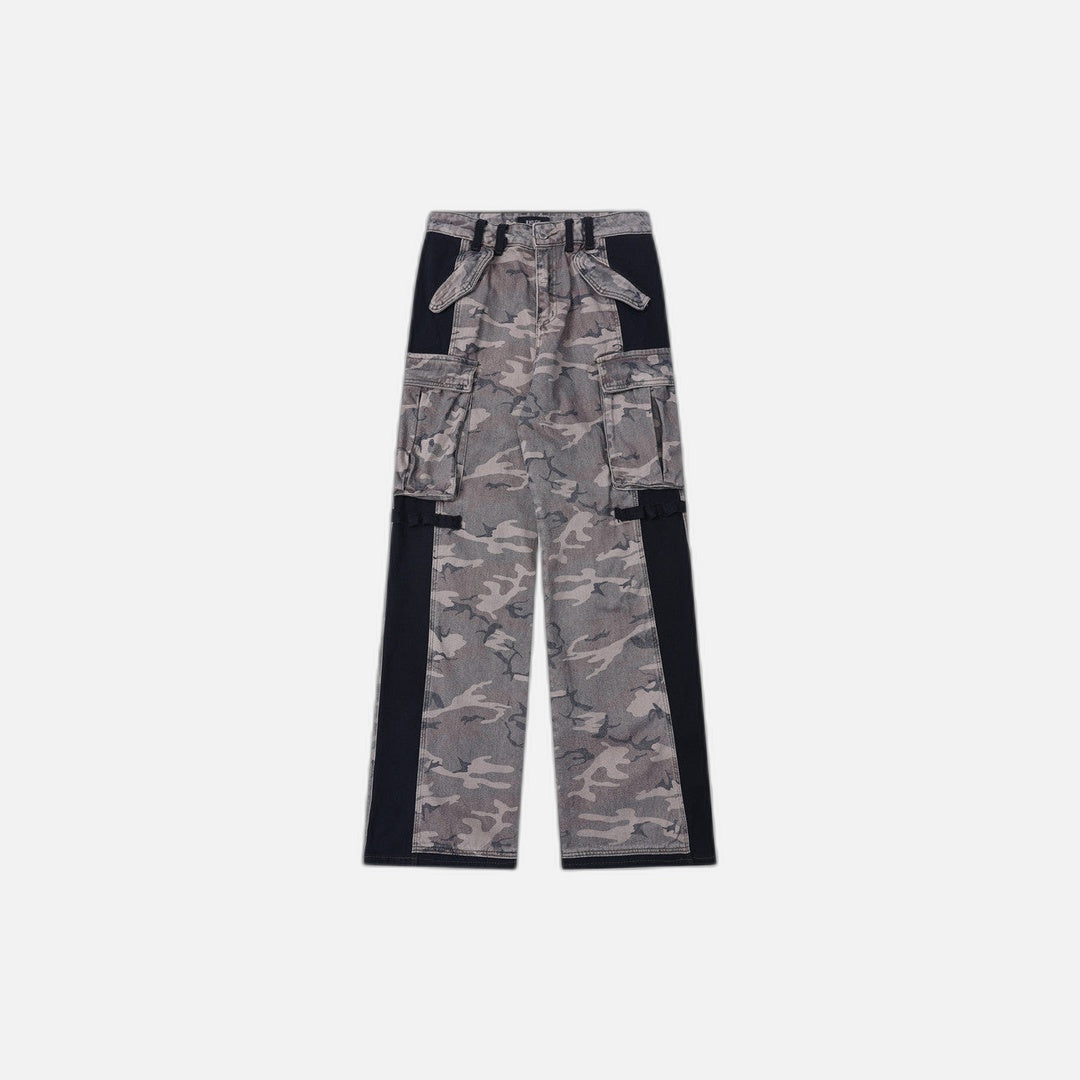 찢어진 카무플라주 작업복 바지